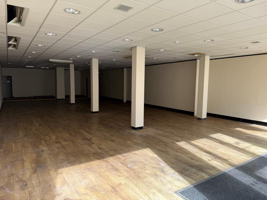 Lot: 113 - 2,300 SQ. FT. FREEHOLD VACANT TOWN CENTRE COMMERCIAL UNIT - Commercial unit with wood effect floor and ceiling tiles